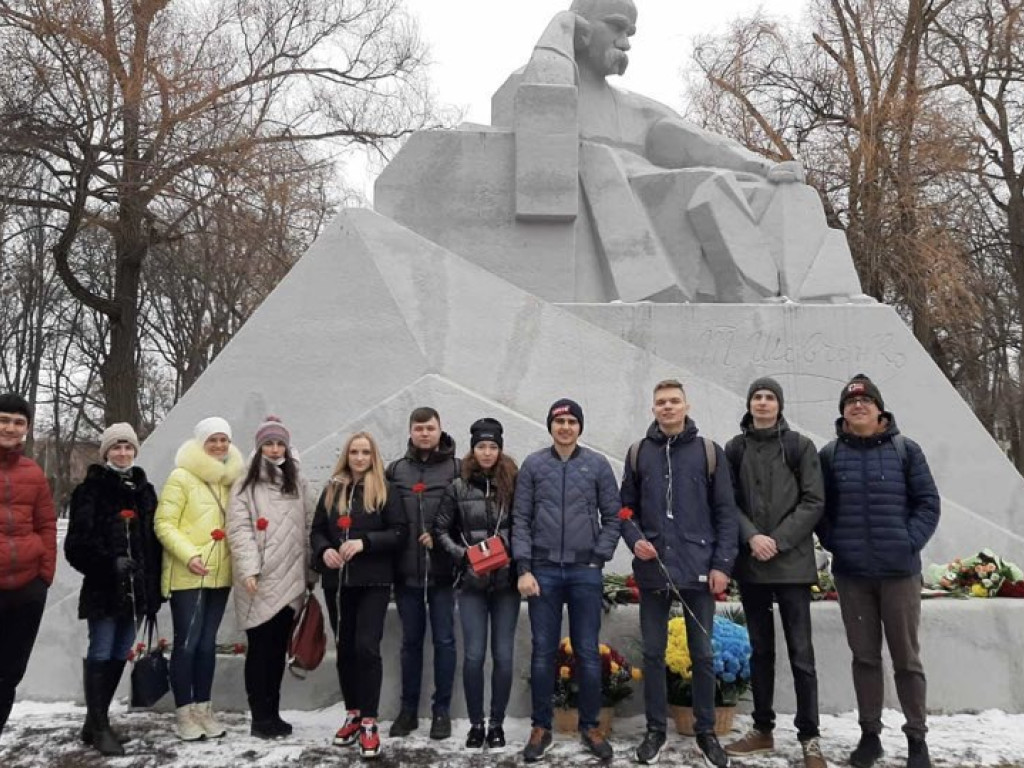 Співробітники кафедри та лікарі-інтерни поклали квіти до монументу Тараса Шевченка з нагоди дня його народження та національного Шевченківського дня
