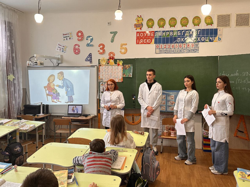 Протягом жовтня cпівробітніки кафедри з лікарями-інтернами провели змістовні заняття щодо гігієни порожнини рота з учнями 1 класу.